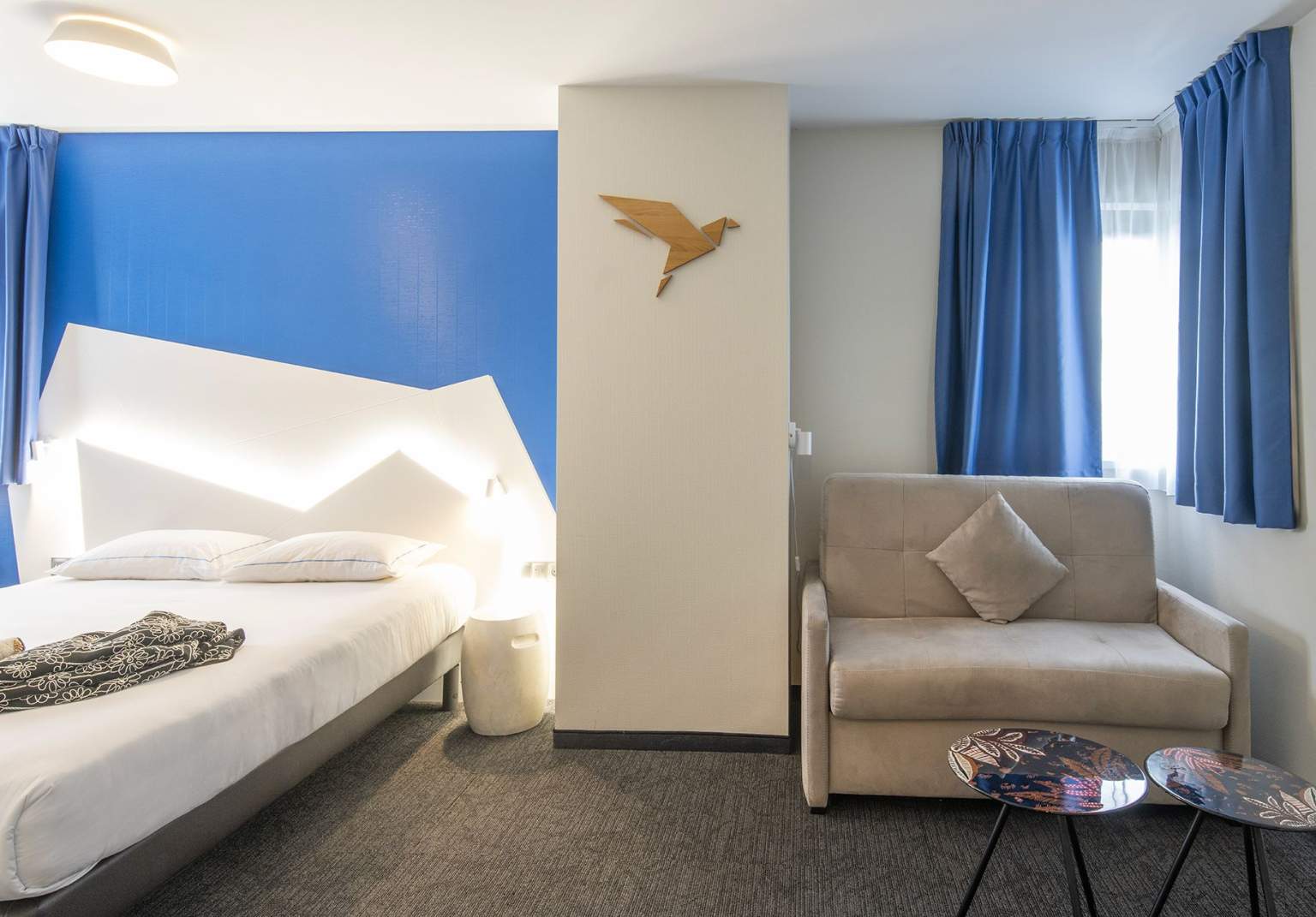Chambre Suite familiale spacieuse avec canapé à l'hôtel Origami à Strasbourg