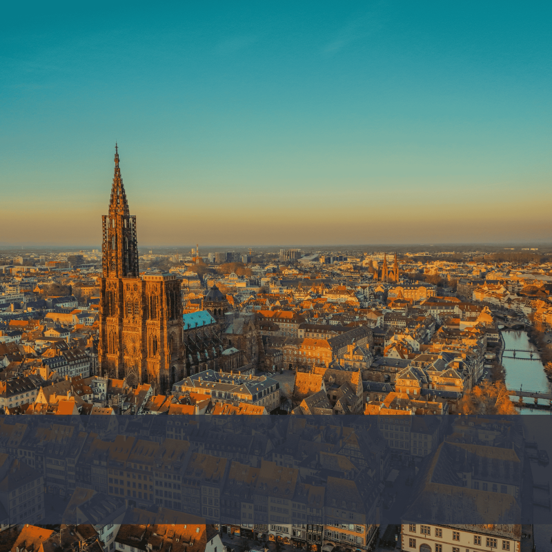 Vue aérienne de Strasbourg avec la cathédrale Notre-Dame au coucher du soleil