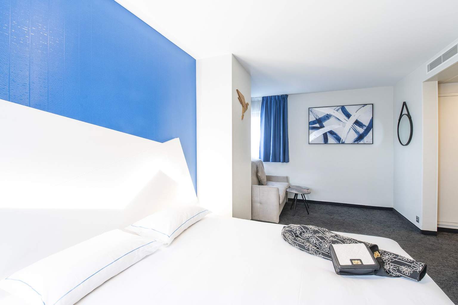 Chambre privilège lit double, canapé, spécieuse en famille ou entre amis à l'hôtel Origami à Strasbourg
