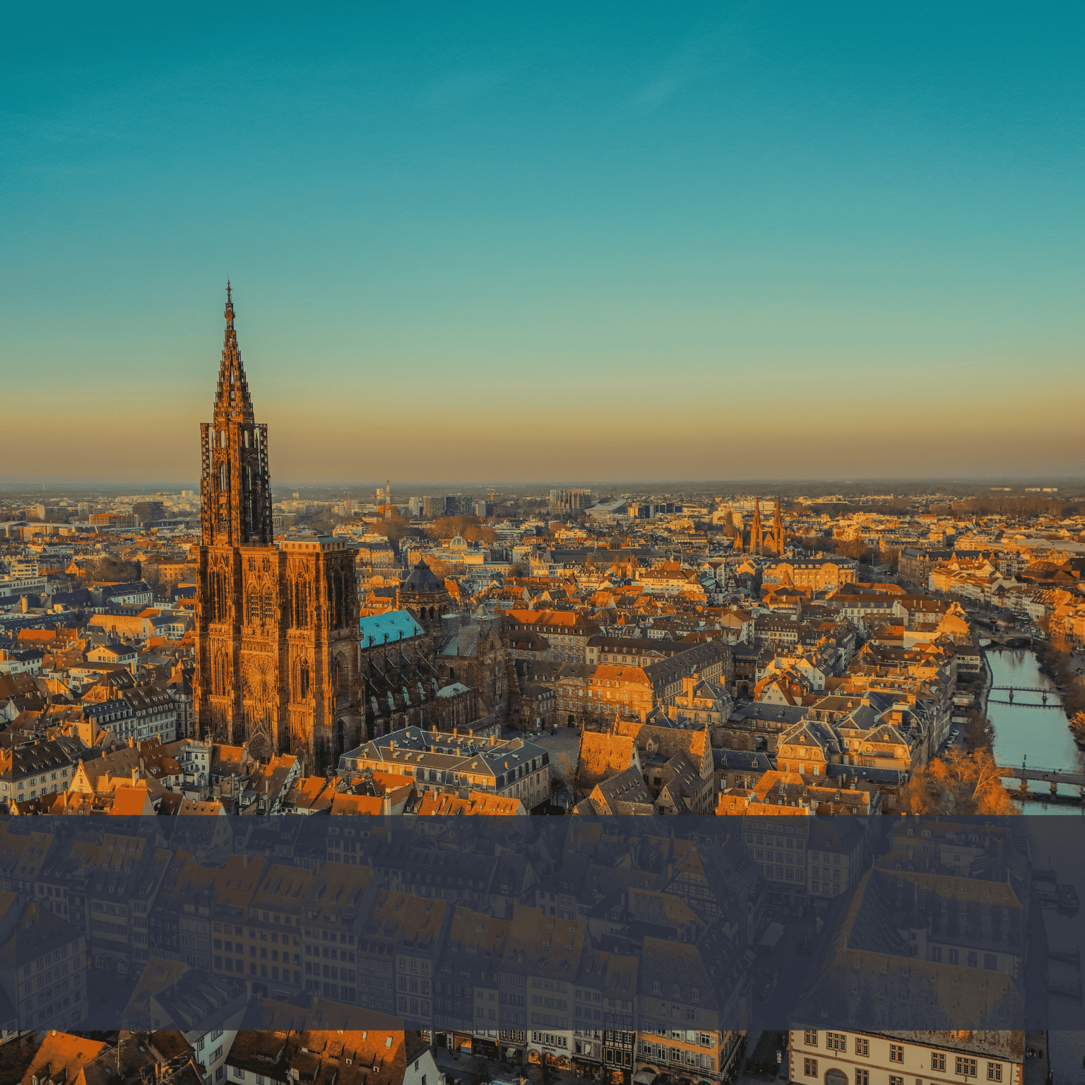 Vue aérienne de Strasbourg avec la cathédrale Notre-Dame au coucher du soleil