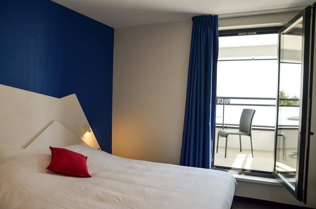 chambre grand lit avec balcon hotel origami de strasbourg