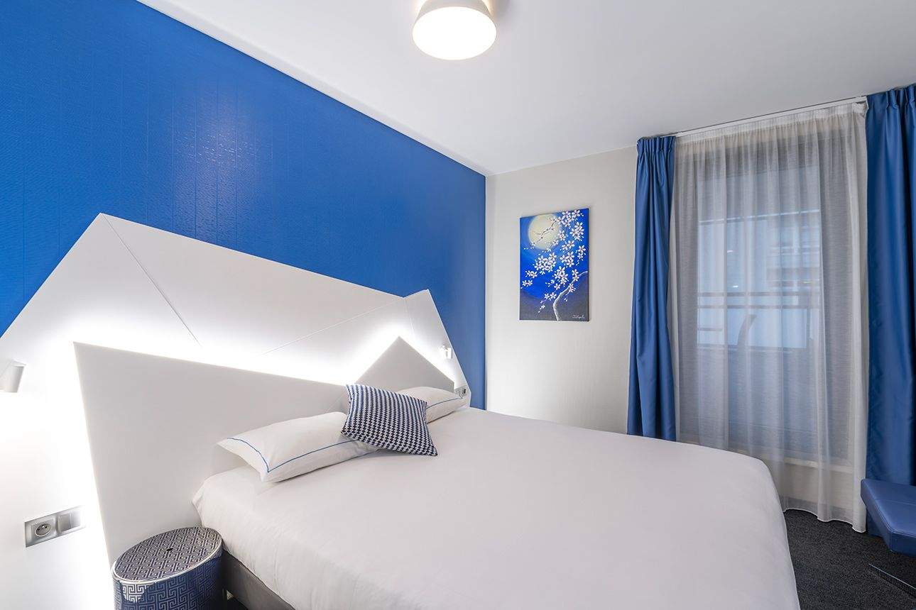 Chambre double design couleur bleu, tete de lit lumineuse et grand lit a l'Hotel Origami Strasbourg